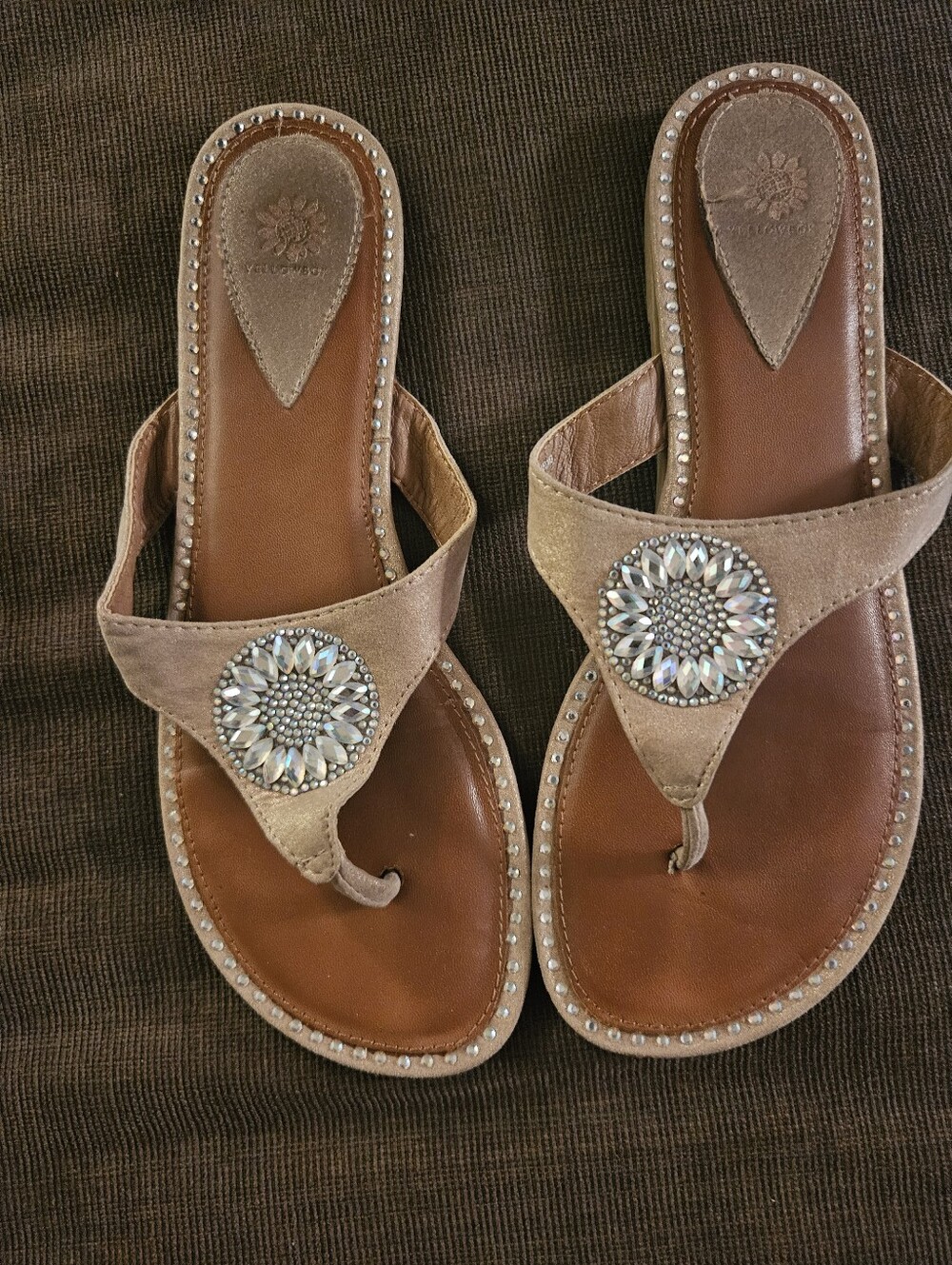 Yellow Box Womens Beige Thong Sandals Size 7 Iridescent Rhinestones nd Crystals
